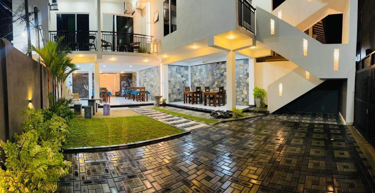 Funwhales Rest House Negombo Exterior photo