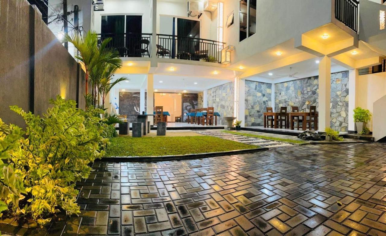 Funwhales Rest House Negombo Exterior photo