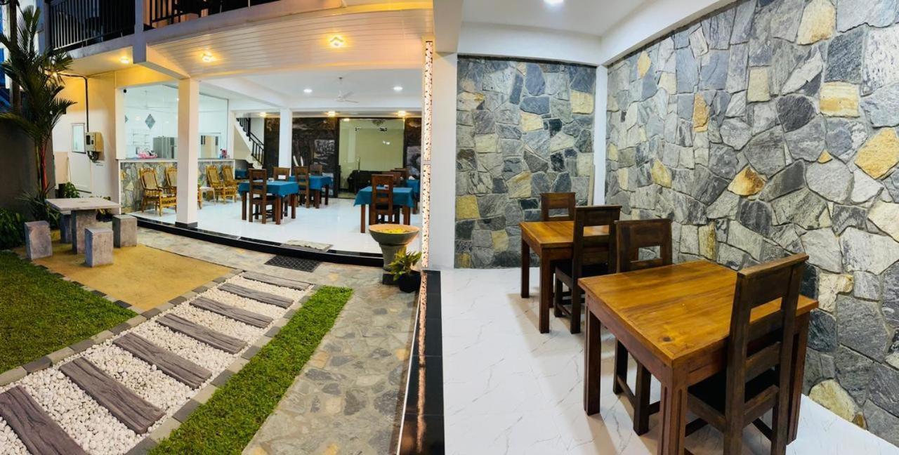 Funwhales Rest House Negombo Exterior photo