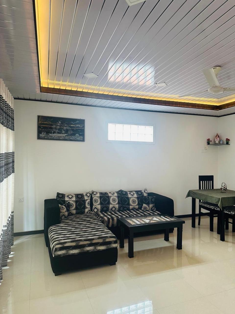 Funwhales Rest House Negombo Exterior photo
